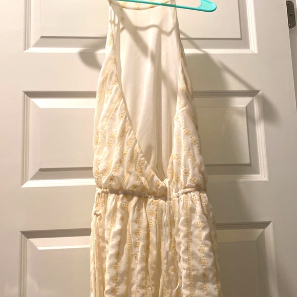 White romper with open back and cream accent flowers - Picture 2 of 2